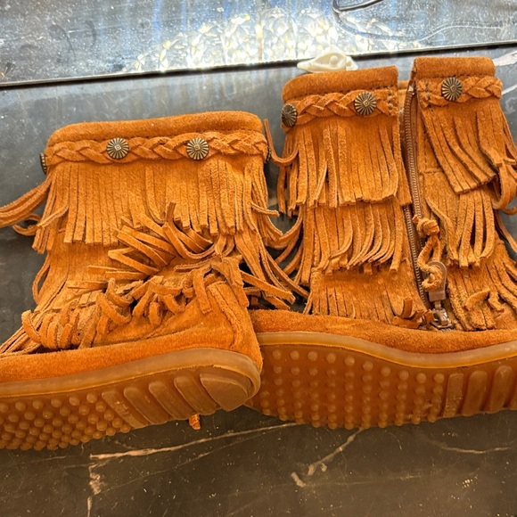 Minnetonka children’s Fringed Suede Ankle Boots - Picture 2 of 3